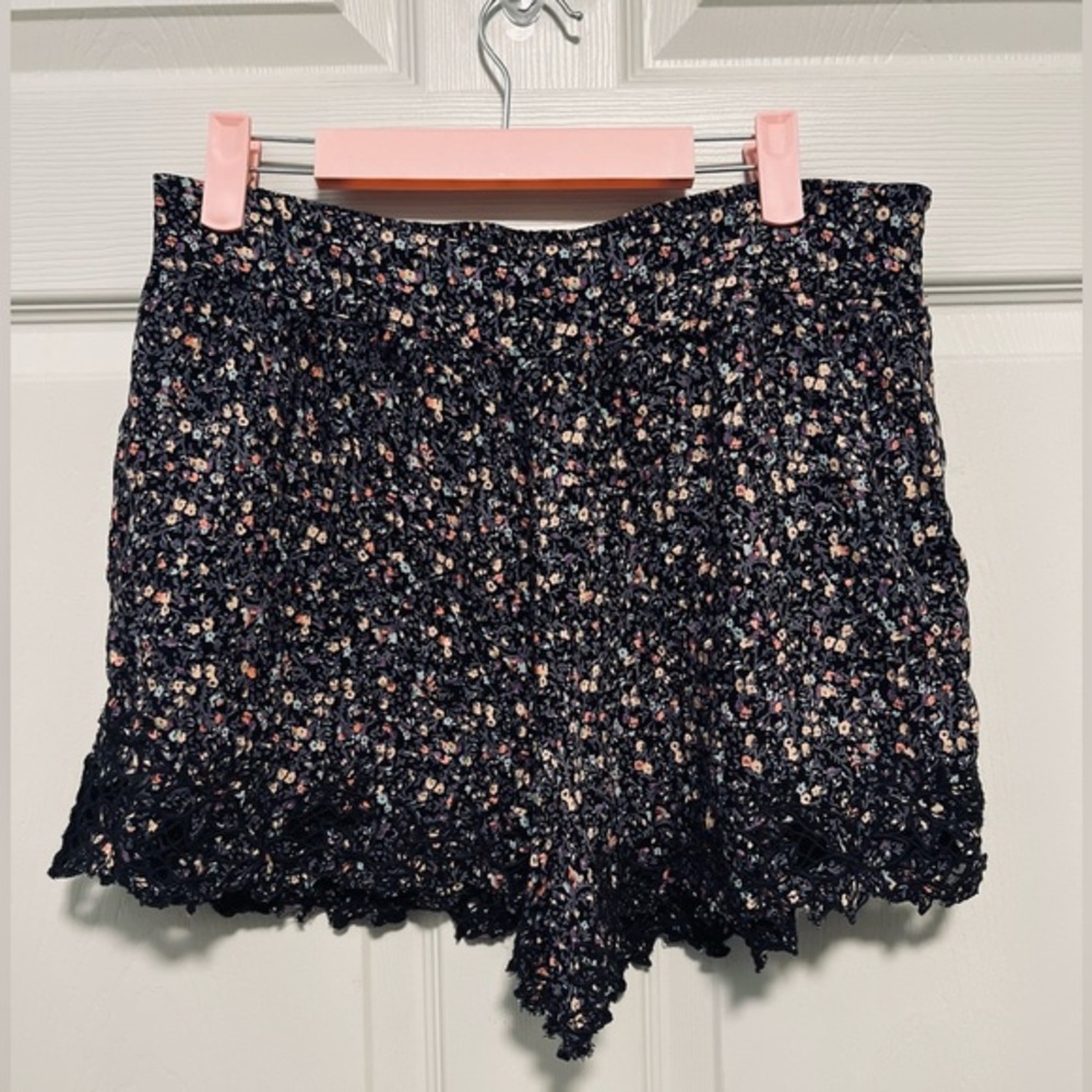 Urban Outfitters Kimichi Blue Floral Shorts size Large 🌸